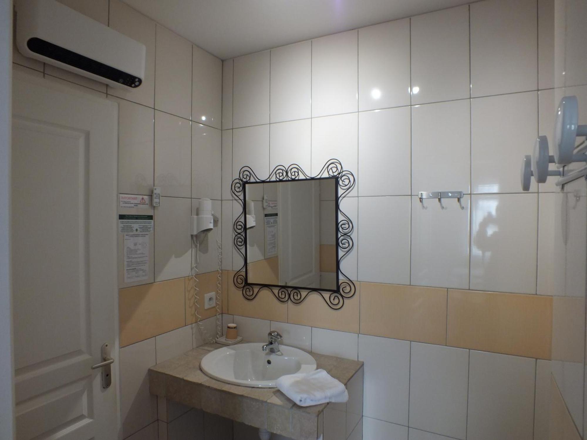 Logis Hotel Restaurant Le Clos Saint Loup Bram Екстериор снимка